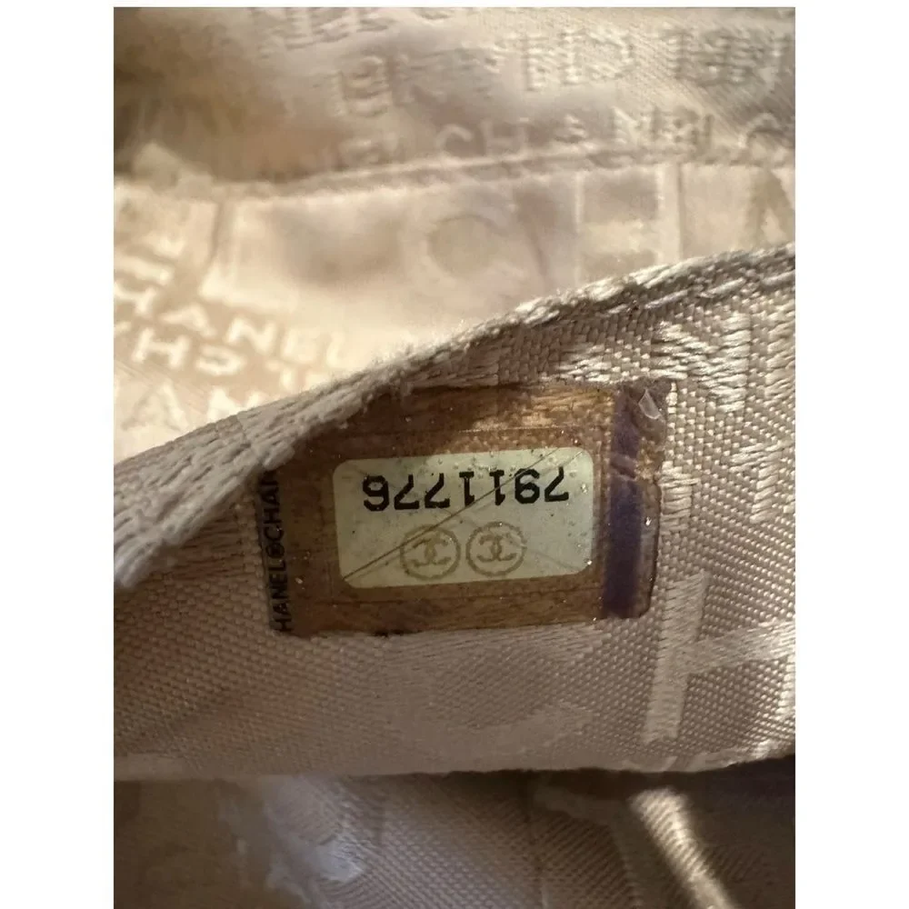 CHANEL Cream Leather Shoulder Bag